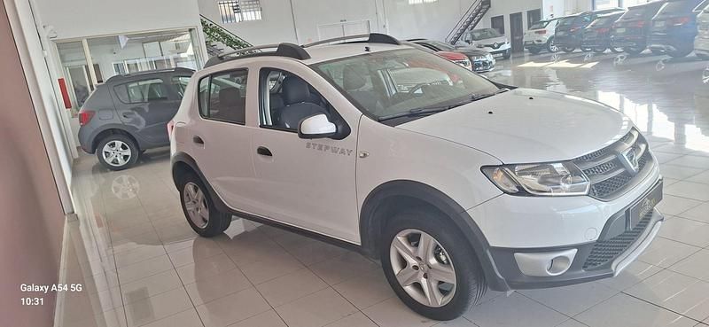 Usado Dacia Sandero Stepway 90 CV (66 kW) 2015 Blanco Utilitario