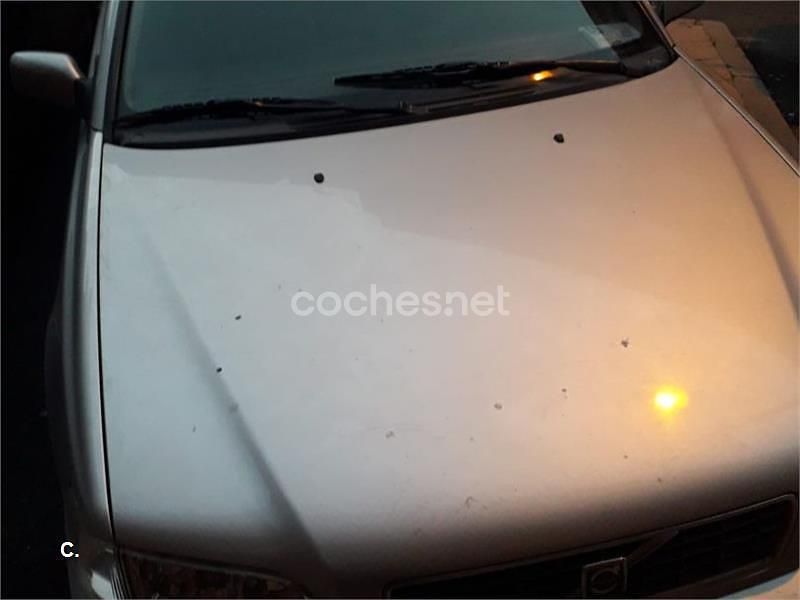 Usado Volvo V40 109 CV (80 kW) 2004 Gris / plata Familiar