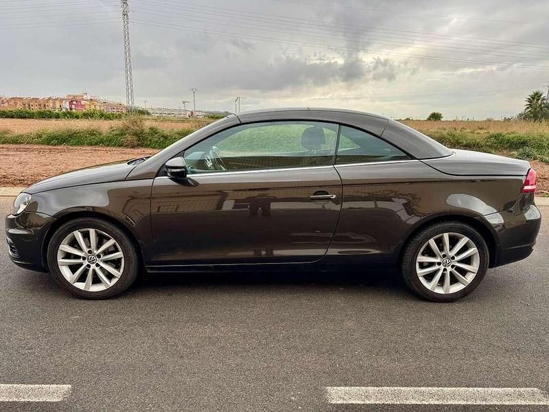 Usado VW Eos 140 CV (102 kW) 2011 Marrón Descapotable