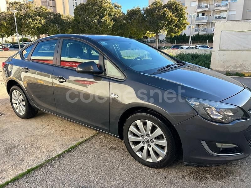 Verde Usado 2012 Opel Astra Excellence Berlina | 6190 € (Precio justo) - Imagen 1/4