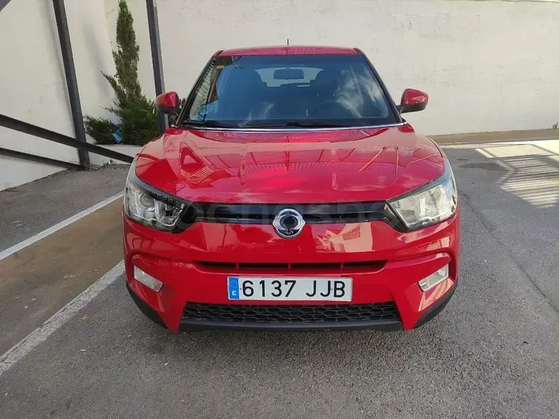 Usado SsangYong Tivoli Limited 128 CV (94 kW) 2015 Rojo SUV