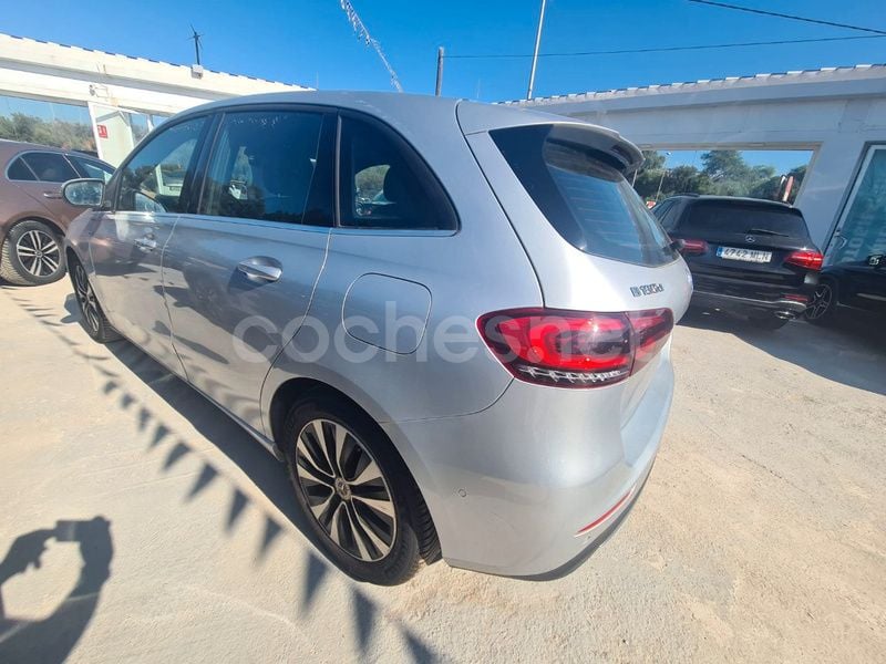 Usado Mercedes B180 116 CV (85 kW) 2021 Gris / plata Monovolumen