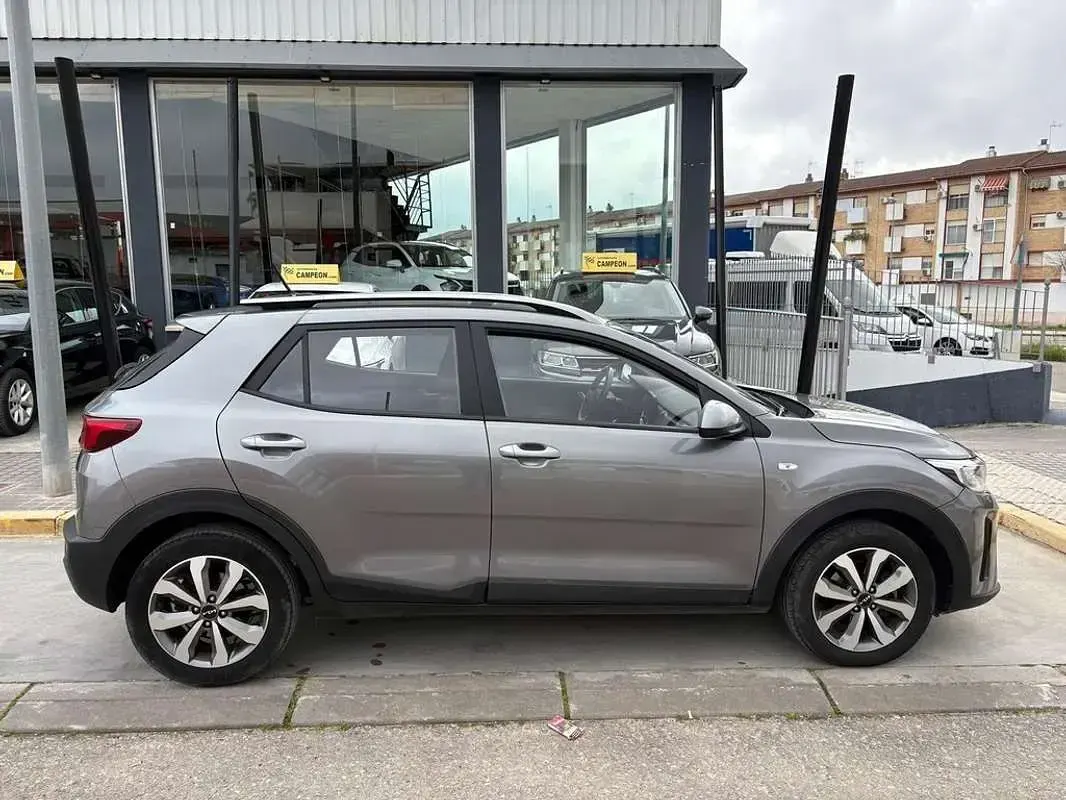 Usado Kia Stonic 84 CV (61 kW) 2023 Gris SUV