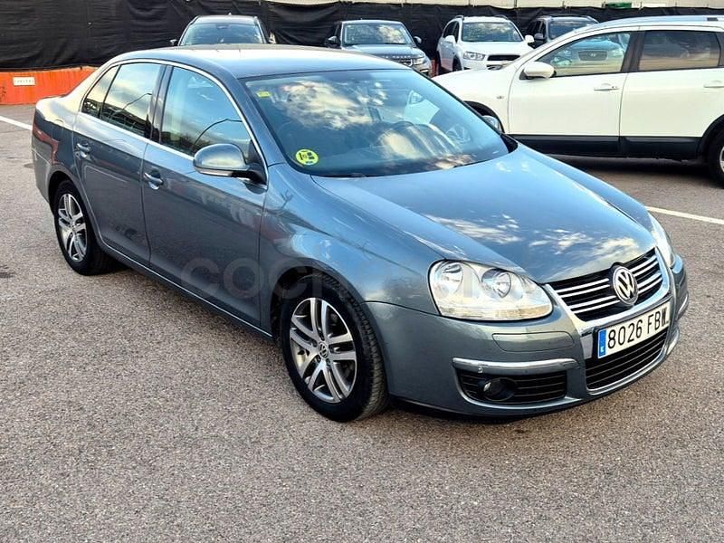 Usado VW Jetta Advance 105 CV (77 kW) 2006 Gris / plata Berlina