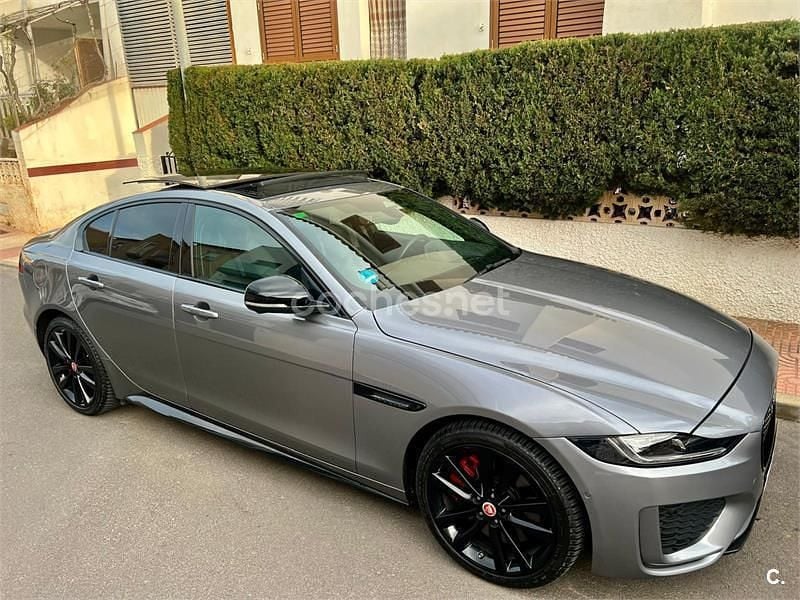 Usado Jaguar XE R-Dynamic 204 CV (150 kW) 2023 Gris / plata Berlina