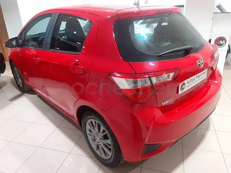 Usado Toyota Yaris Active 69 CV (50 kW) 2018 Rojo Berlina