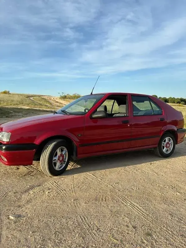Usado Renault 19 94 CV (69 kW) 1992 Rojo Utilitario