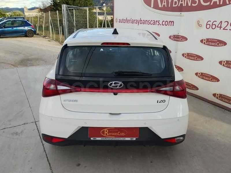 Usado Hyundai i20 100 CV (73 kW) 2022 Blanco Berlina