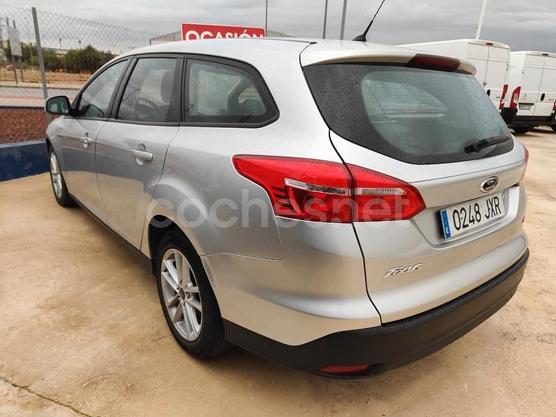 Usado Ford Focus Trend 125 CV (91 kW) 2017 Gris / plata Familiar