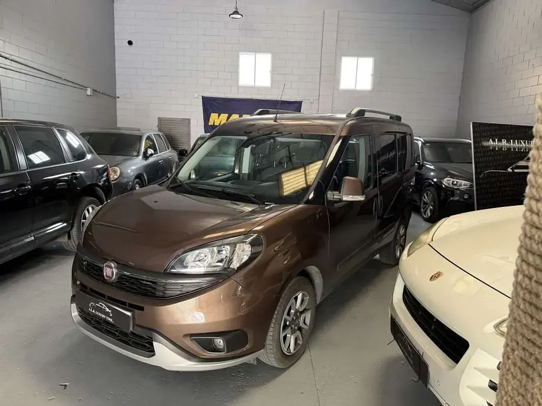 Usado Fiat Doblò Trekking 121 CV (88 kW) 2020 Marrón Monovolumen