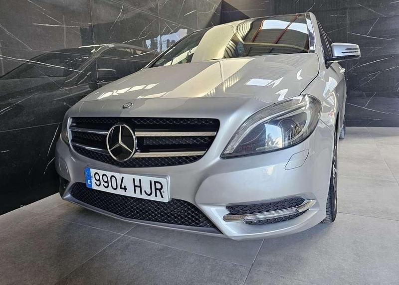 Usado Mercedes B180 Sport Edition 109 CV (80 kW) 2012 Gris Monovolumen