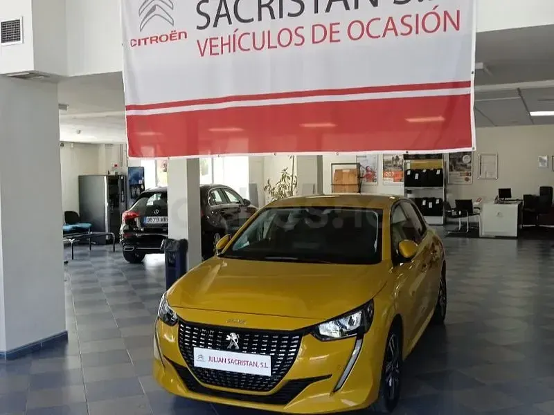 Usado Peugeot 208 Allure 100 CV (73 kW) 2020 Amarillo Utilitario