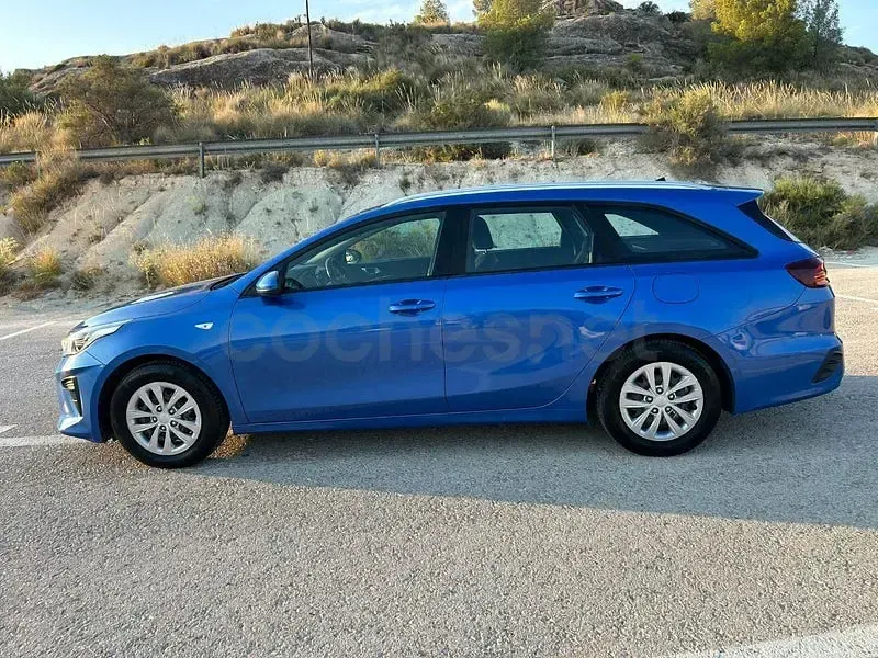 Usado Kia Ceed 120 CV (88 kW) 2019 Azul Utilitario