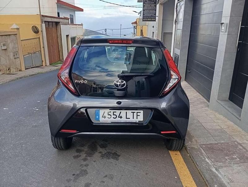 Usado Toyota Aygo X-cite 72 CV (52 kW) 2021 Gris Utilitario