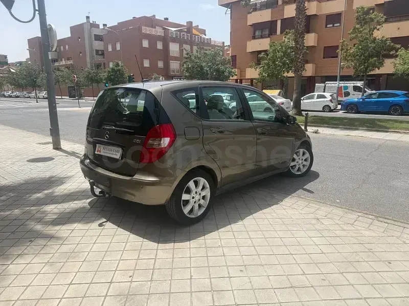 Usado Mercedes A180 Elegance 109 CV (80 kW) 2011 Beige Utilitario