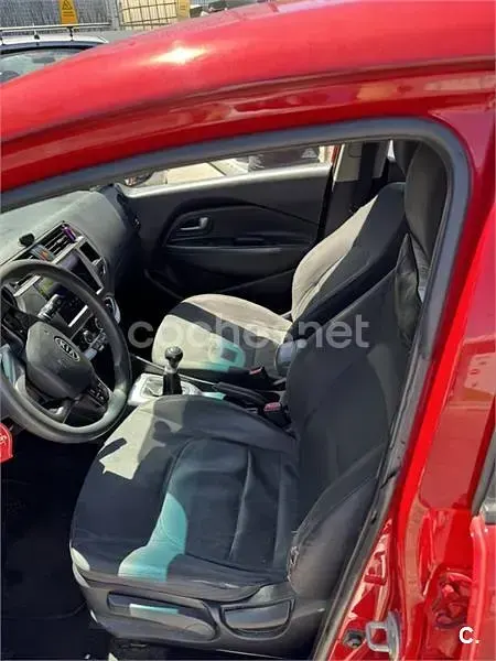 Usado Kia Rio 85 CV (62 kW) 2012 Rojo Berlina
