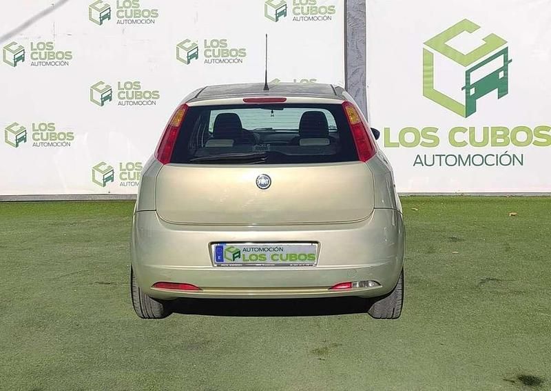 Usado Fiat Grande Punto Dynamic 95 CV (69 kW) 2006 Beige Utilitario