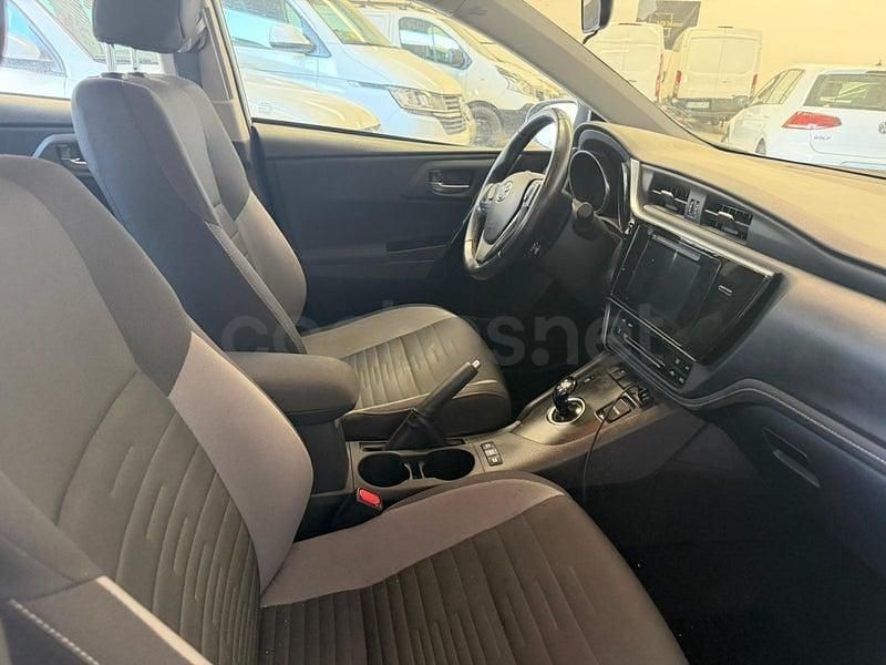 Usado Toyota Auris Hybrid Business Edition 136 CV (100 kW) 2019 Blanco Berlina