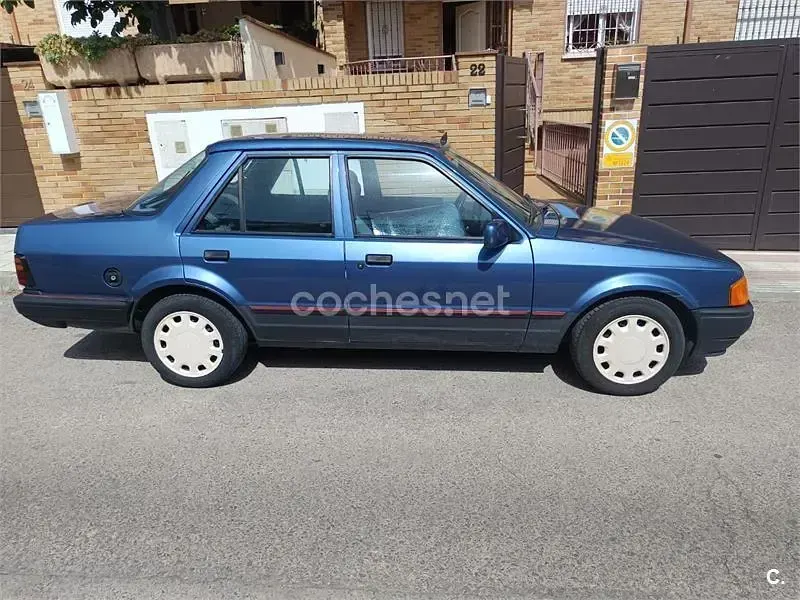 Usado Ford Orion Ghia 102 CV (75 kW) 1988 Azul Berlina