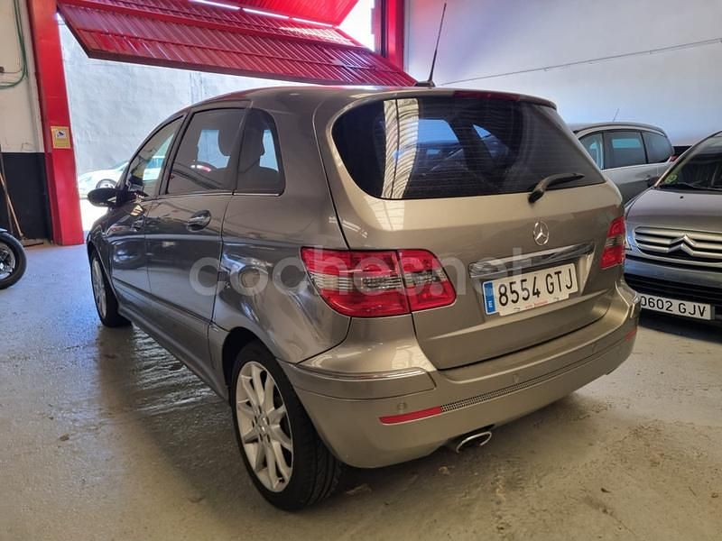 Usado Mercedes B200 140 CV (102 kW) 2010 Gris / plata Monovolumen