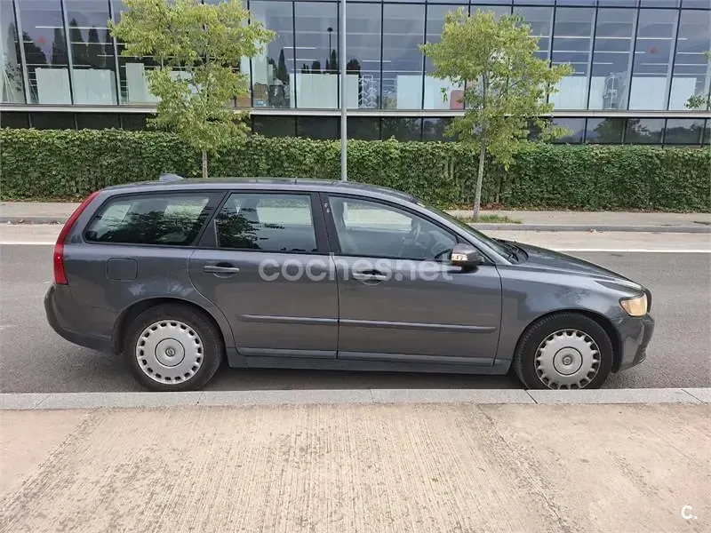 Usado Volvo V50 Momentum 136 CV (100 kW) 2007 Gris / plata Familiar