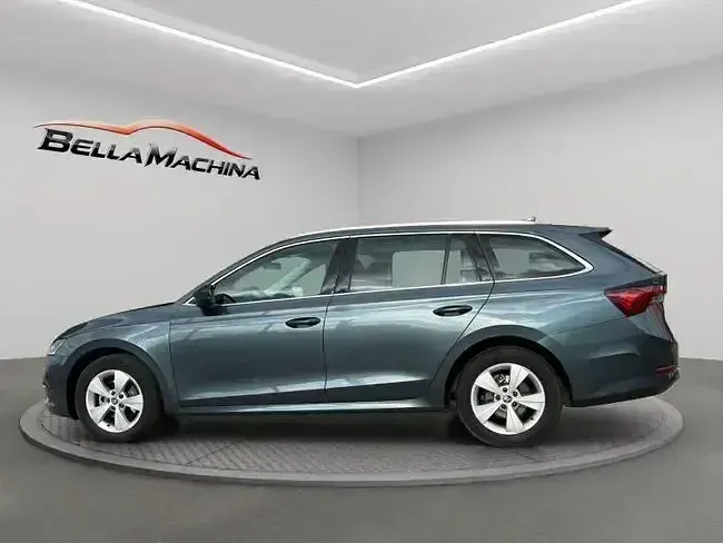 Usado Skoda Octavia Ambition 150 CV (110 kW) 2022 Gris Familiar