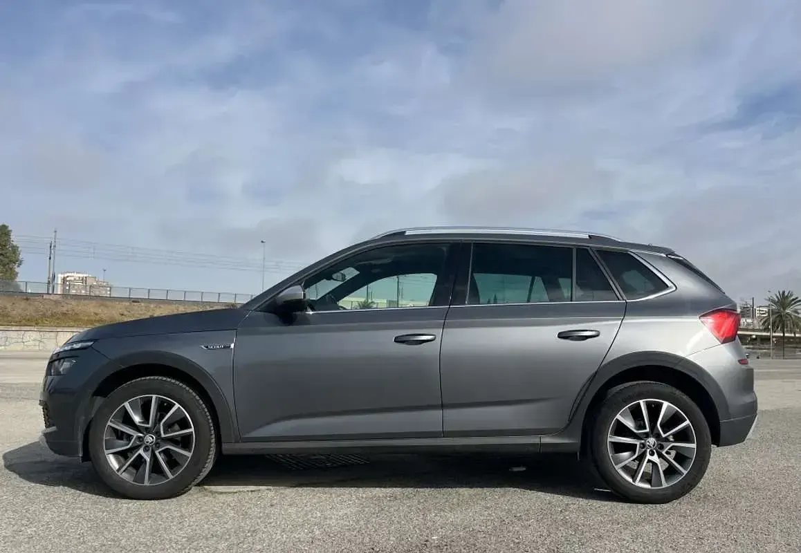 Usado Skoda Kamiq 110 CV (80 kW) 2022 Gris SUV