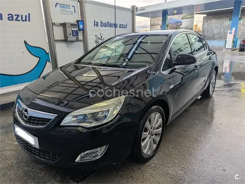 Usado Opel Astra Cosmo 110 CV (80 kW) 2010 Negro Berlina