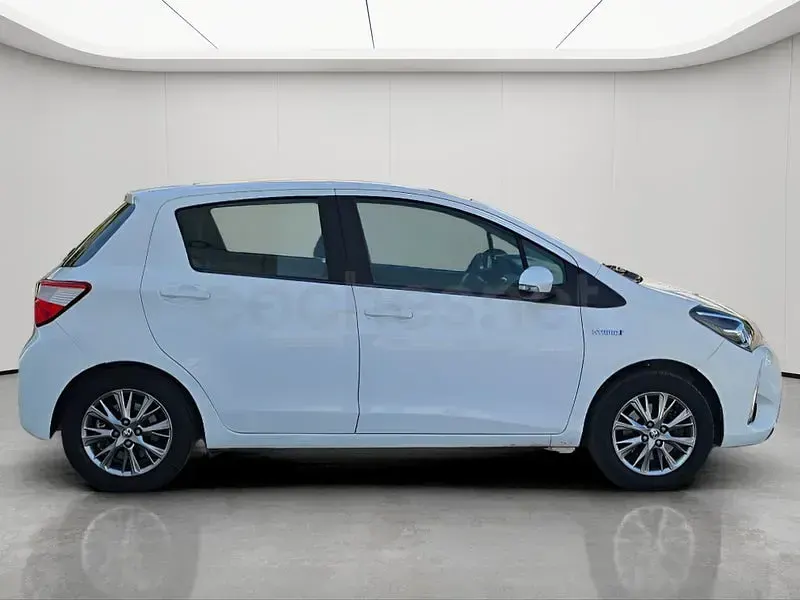 Usado Toyota Yaris Hybrid Active 100 CV (73 kW) 2020 Blanco Berlina