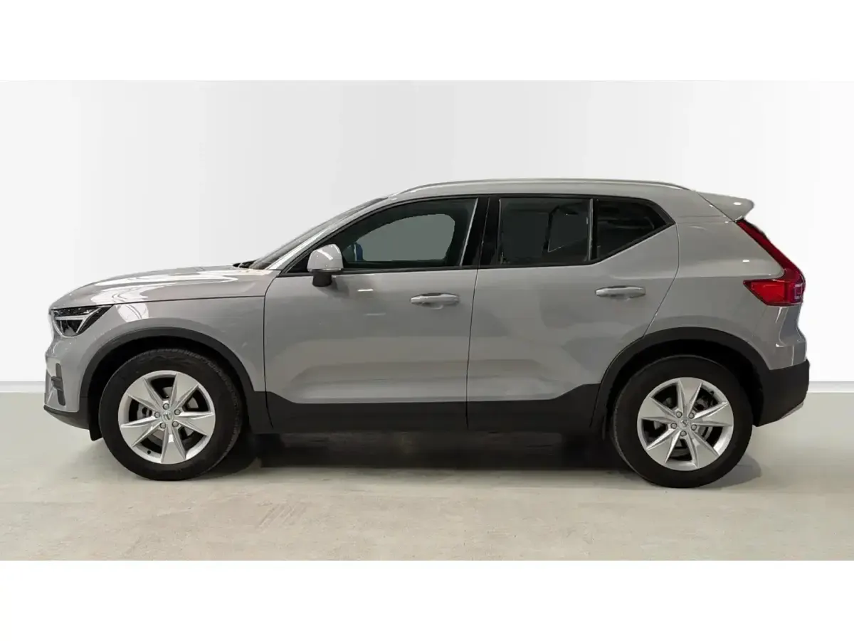 Käytetty Volvo XC40 Core 129 HP (94 kW) 2024 Harmaa Katumaasturi