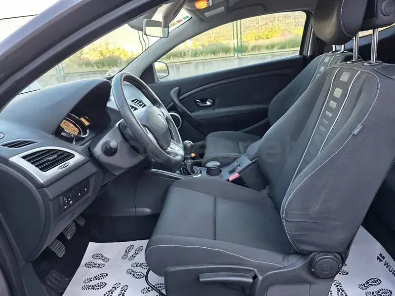 Usado Renault Mégane Dynamique 110 CV (80 kW) 2013 Gris / plata Berlina