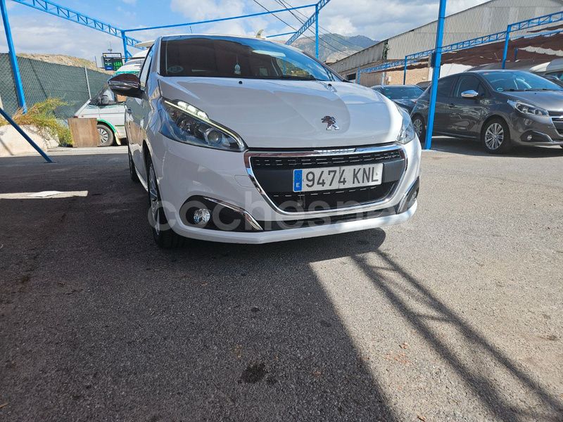 Usado Peugeot 208 Allure 82 CV (60 kW) 2018 Blanco Utilitario