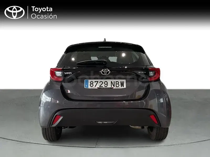 Usado Toyota Yaris Hybrid Active 116 CV (85 kW) 2025 Gris / plata Berlina