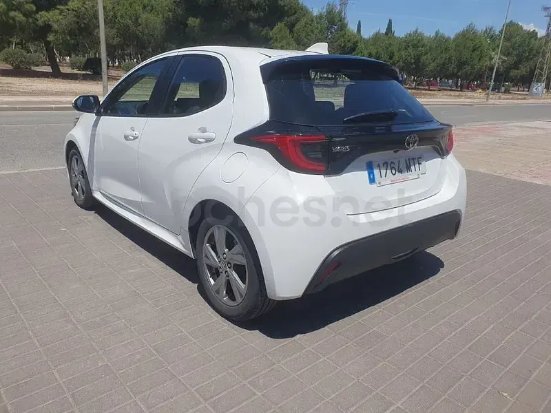 Usado Toyota Yaris Hybrid Active 116 CV (85 kW) 2024 Blanco Berlina
