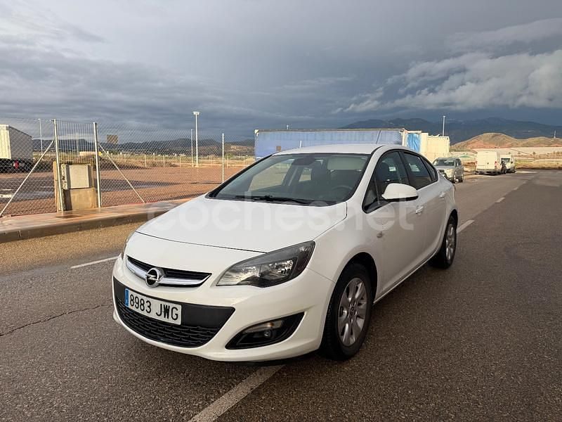 Blanco Usado 2017 Opel Astra Dynamic Berlina | 9400 € (Buen precio) - Imagen 1/4