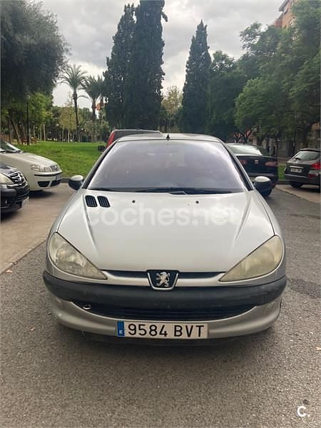 Usado Peugeot 206 70 CV (51 kW) 2002 Gris / plata Berlina