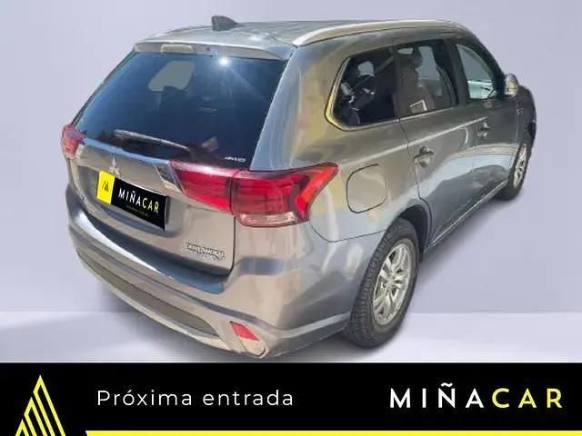 Usado Mitsubishi Outlander P-HEV 203 CV (149 kW) 2016 Gris Pickup/Camioneta