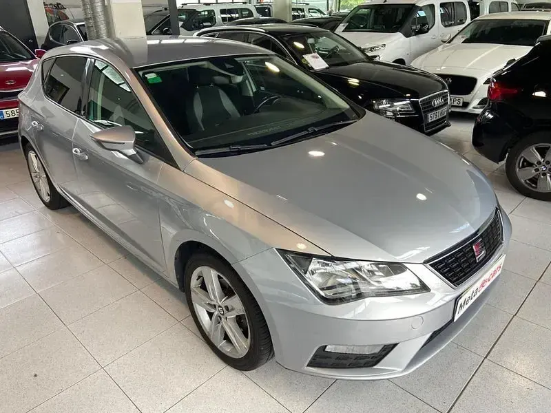 Usado Seat Leon Style 116 CV (85 kW) 2019 Gris / plata Berlina