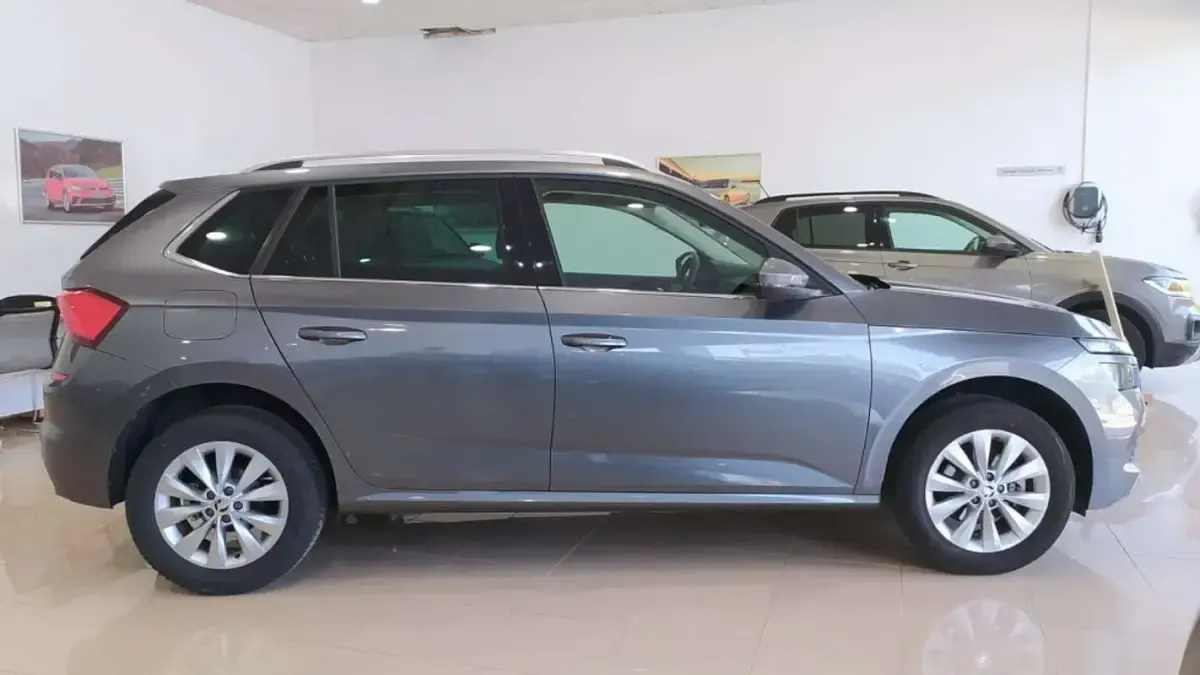 Usado Skoda Kamiq 110 CV (80 kW) 2022 Gris / plata SUV