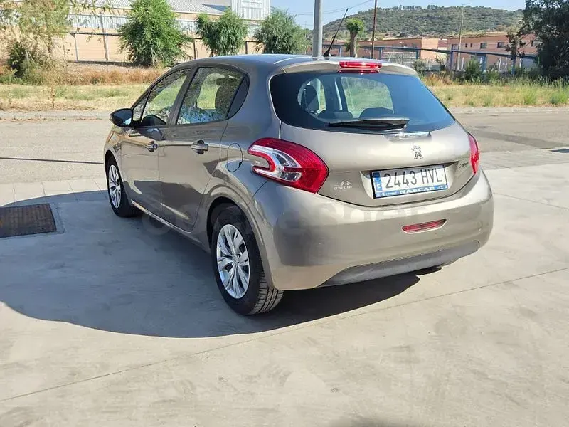 Usado Peugeot 208 Active 82 CV (60 kW) 2014 Beige Utilitario