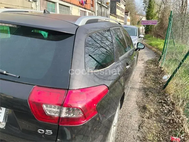 Usado Citroën C5 114 CV (83 kW) 2014 Negro Familiar