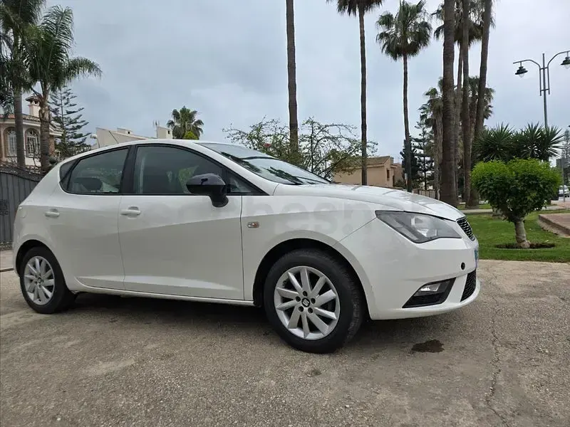 Usado Seat Ibiza Reference 75 CV (55 kW) 2016 Blanco Berlina