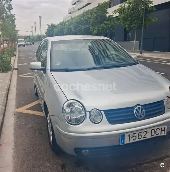 Usado VW Polo Highline 75 CV (55 kW) 2005 Gris / plata Utilitario