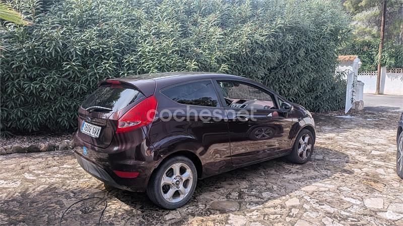 Usado Ford Fiesta Trend 82 CV (60 kW) 2010 Violeta / lila Utilitario