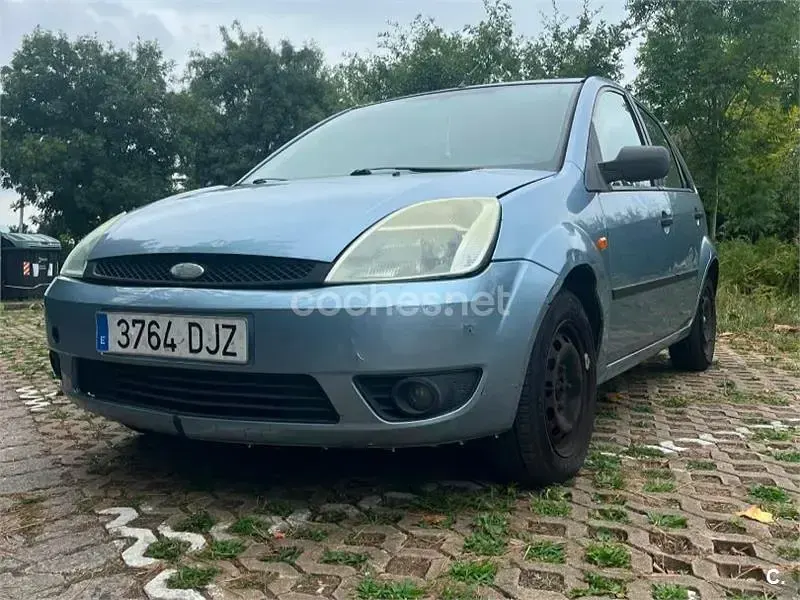 Usado Ford Fiesta Ghia 90 CV (66 kW) 2005 Gris / plata Utilitario