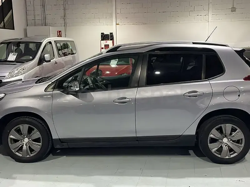 Usado Peugeot 2008 Style 100 CV (73 kW) 2018 Gris / plata SUV