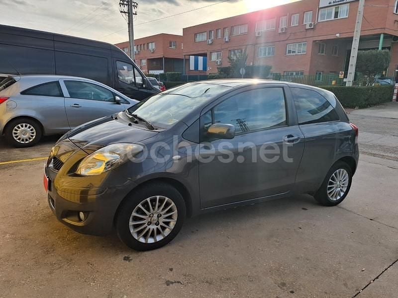 Gris / plata Usado 2010 Toyota Yaris Berlina | 6200 € (Precio justo) - Imagen 1/4