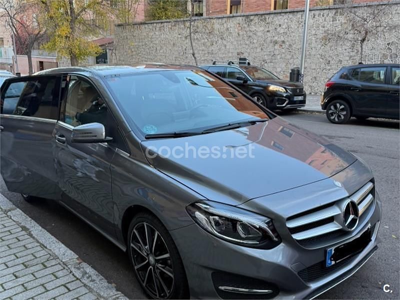 Usado Mercedes B180 AMG line 109 CV (80 kW) 2017 Gris / plata Monovolumen