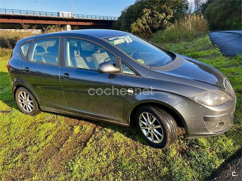 Usado Seat Altea Style 105 CV (77 kW) 2012 Gris / plata Monovolumen