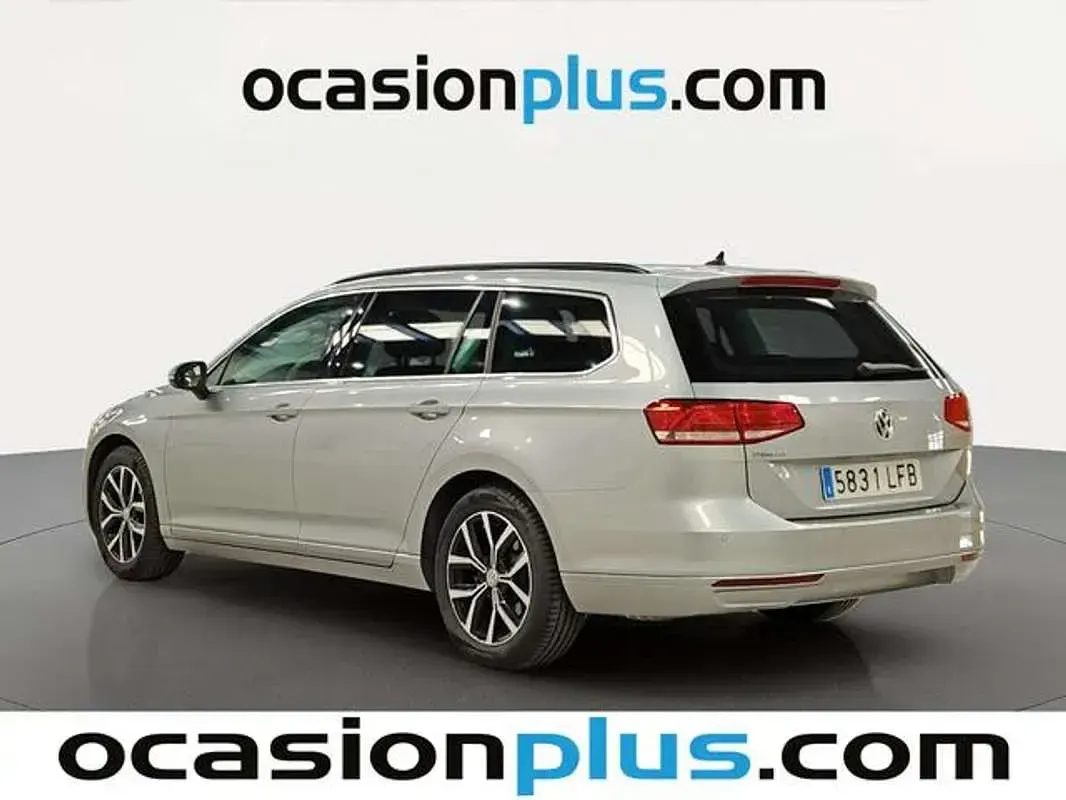 Usado VW Passat Advance 150 CV (110 kW) 2020 Plateado Familiar